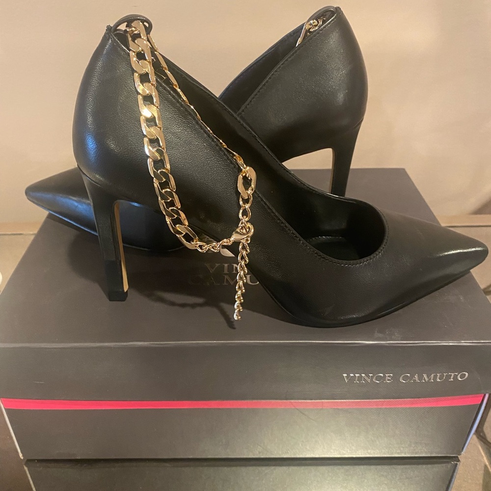 Vince Camuto PEDDYA ANKLE-CHAIN PUMP